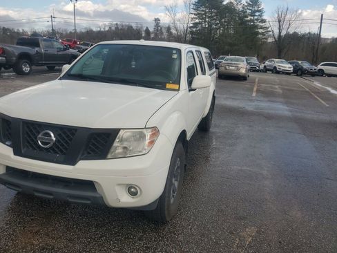 Used 2015 Nissan Frontier PRO-4X image 2