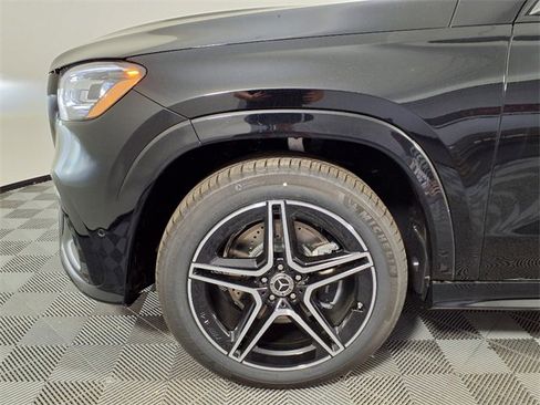 Used 2025 Mercedes-Benz GLS 450 4MATIC image 11