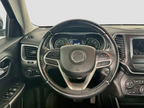 Used 2019 Jeep Cherokee Latitude Plus AWD/4WD image 17