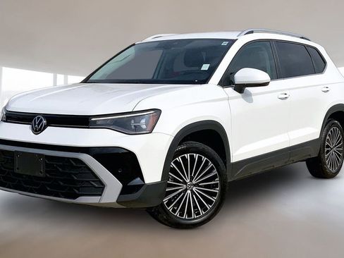 Used 2025 Volkswagen Taos SE FWD image 1