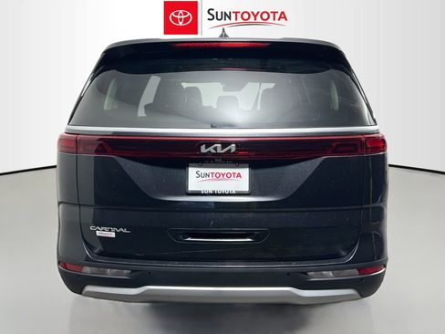 Used 2023 Kia Carnival LX image 5