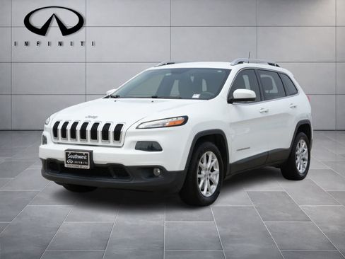 Used 2017 Jeep Cherokee Latitude w/ Comfort/Convenience Group FWD image 1