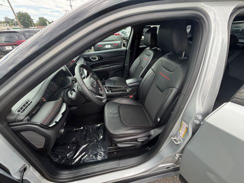 Used 2025 Jeep Compass Trailhawk AWD/4WD image 35