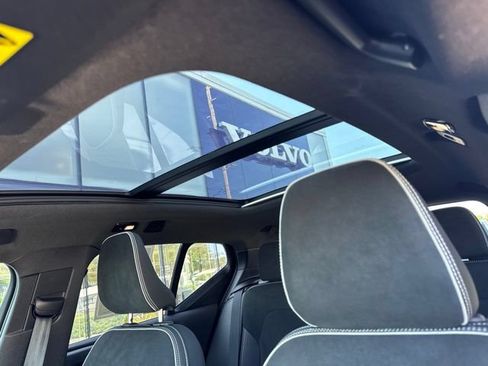 Certified 2025 Volvo XC40 B5 Plus AWD/4WD image 27