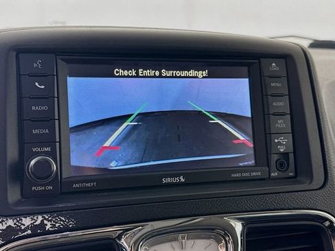 Used 2016 Chrysler Town & Country Touring-L image 15