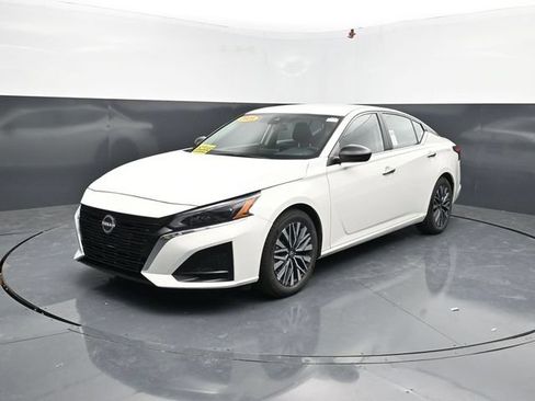 Used 2025 Nissan Altima 2.5 SV FWD image 3