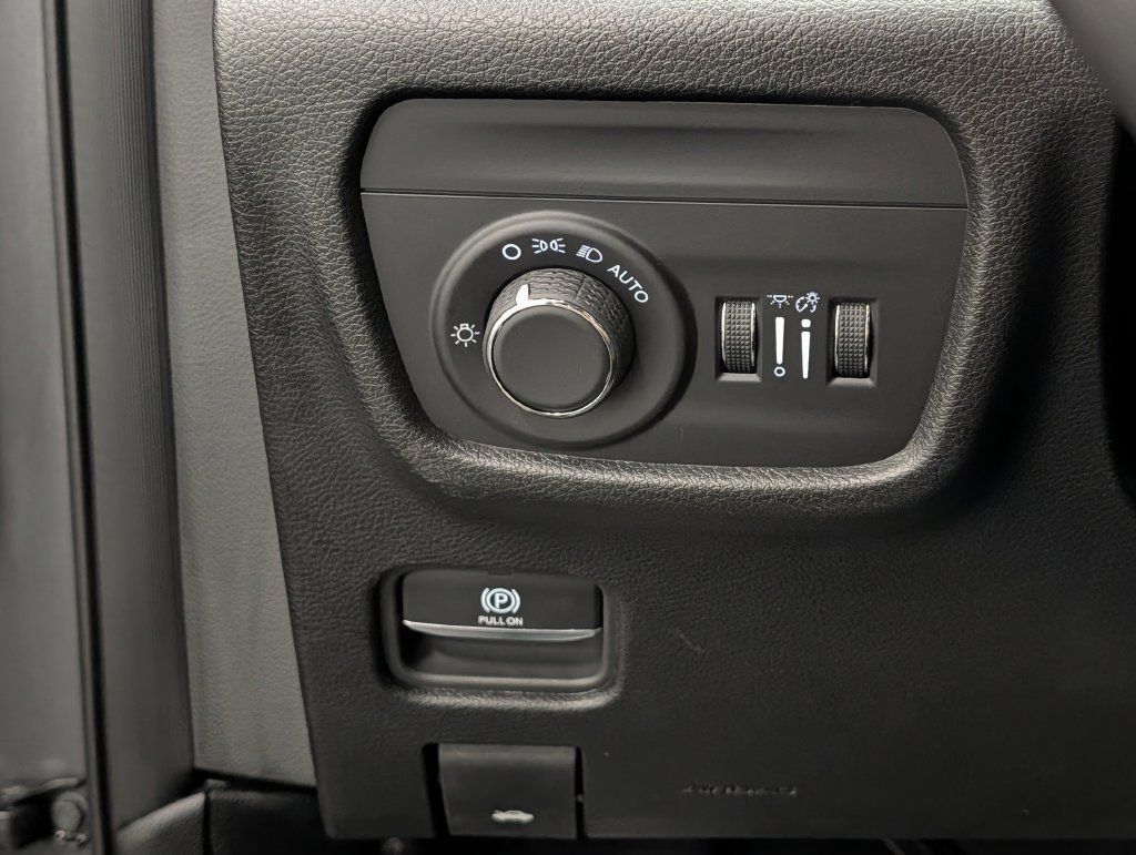 Used 2025 Jeep Grand Cherokee Altitude AWD/4WD image 25