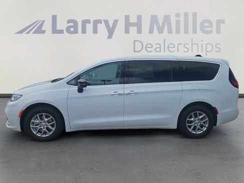 New 2026 Chrysler Pacifica Select image 2