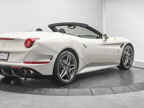 Used 2016 Ferrari California T image 9