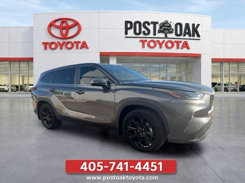 Used 2023 Toyota Highlander LE FWD image 12