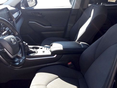 Used 2022 Toyota Highlander LE image 11