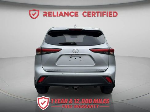 Used 2021 Toyota Highlander XLE AWD/4WD image 6