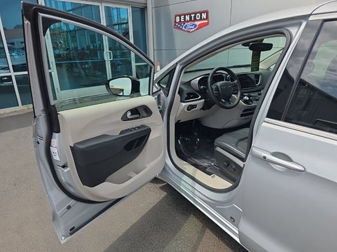 Used 2024 Chrysler Pacifica Touring-L FWD image 9