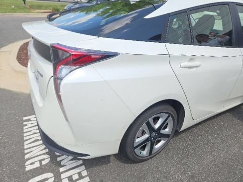 Used 2018 Toyota Prius Three Touring FWD image 13