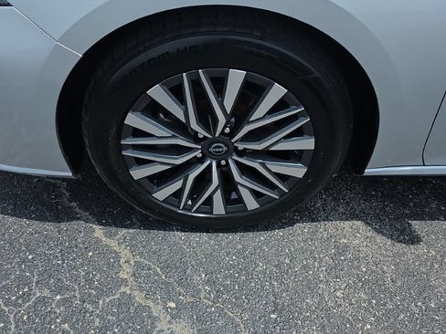 Used 2024 Nissan Altima 2.5 SV FWD image 10