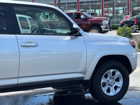 Used 2016 Toyota 4Runner SR5 AWD/4WD image 4