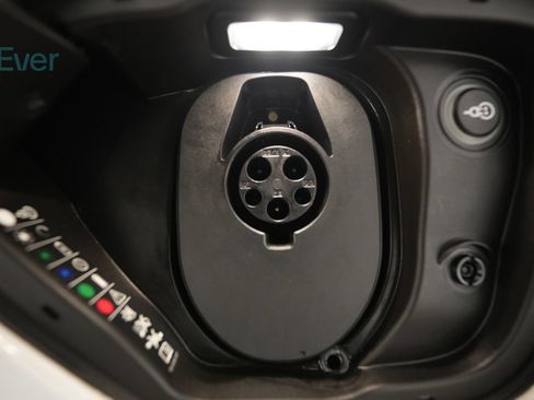 Used 2022 Porsche Taycan 4S AWD/4WD image 29