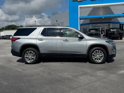 Used 2023 Chevrolet Traverse LT FWD image 2