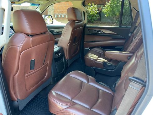 Used 2020 Cadillac Escalade Luxury RWD image 12