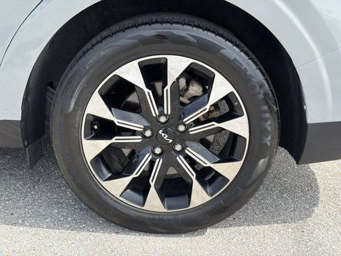 Used 2024 Kia Carnival EX FWD image 10