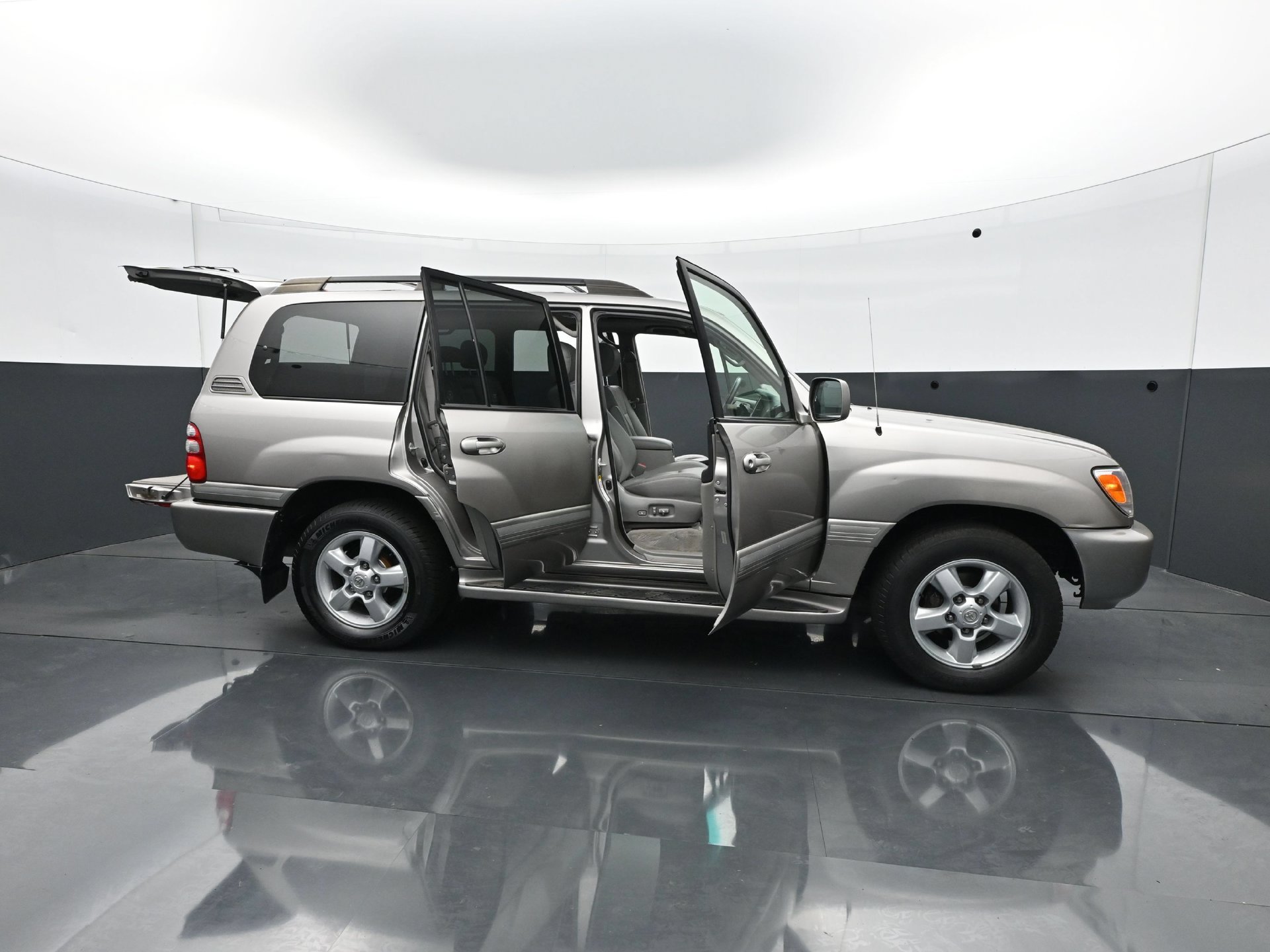 Used 2005 Toyota Land Cruiser AWD/4WD image 37