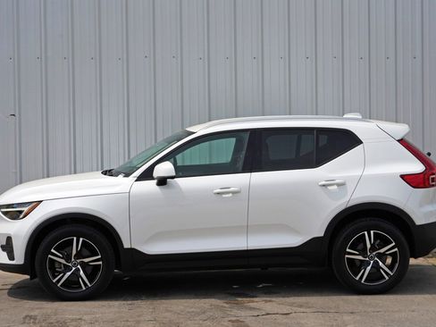 Used 2023 Volvo XC40 B4 Core w/ Convenience Package image 47