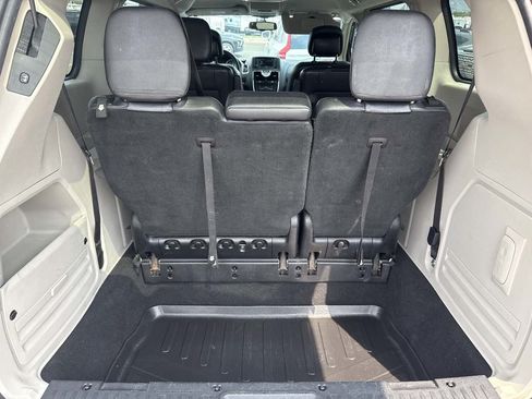 Used 2014 Chrysler Town & Country Touring FWD image 15