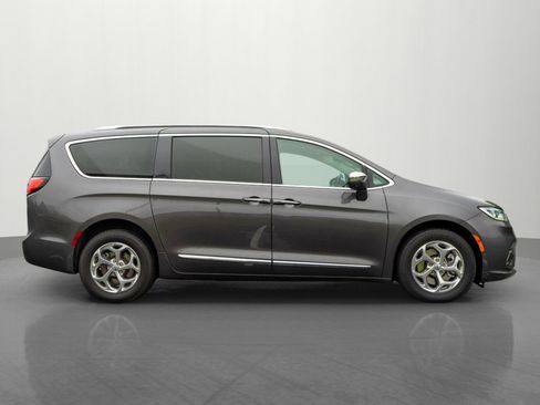 Used 2021 Chrysler Pacifica Limited w/ Premium & Safety Sphere Group AWD/4WD image 8