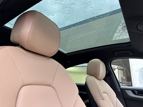 Used 2025 Porsche Cayenne Coupe image 19