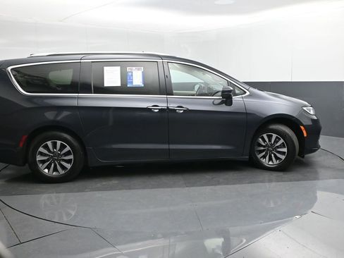Used 2021 Chrysler Pacifica Touring-L image 6