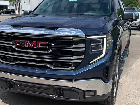 Used 2022 GMC Sierra 1500 SLT w/ SLT Premium Plus Package AWD/4WD image 7