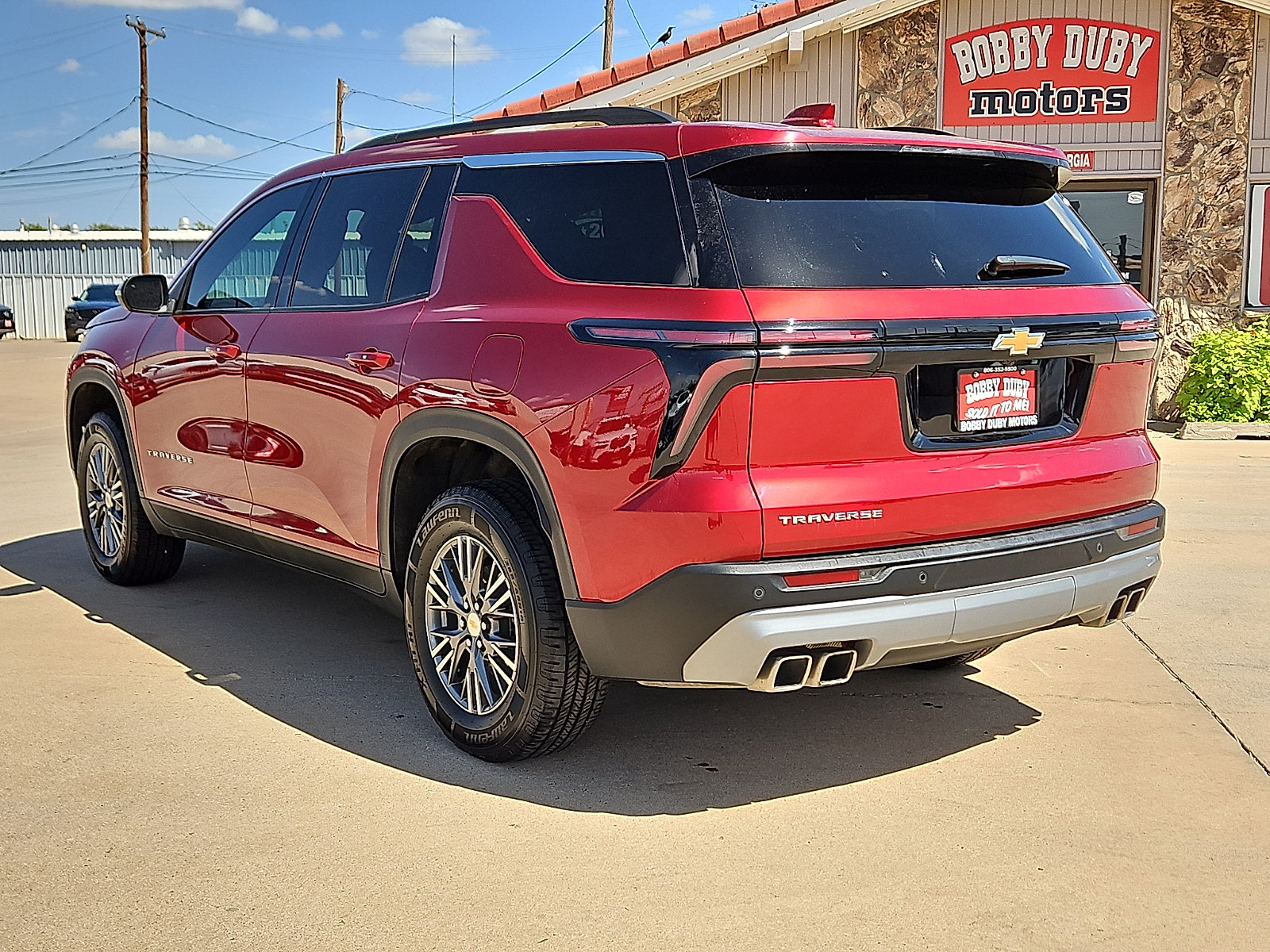 Used 2025 Chevrolet Traverse LT FWD image 2