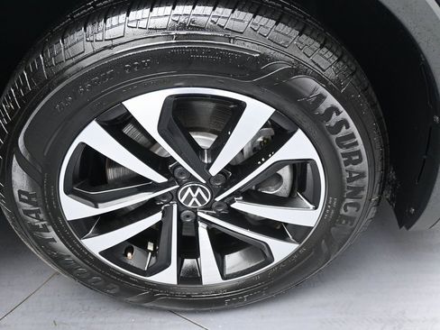 Used 2024 Volkswagen Tiguan S image 41