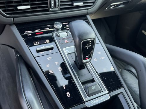 Used 2020 Porsche Cayenne Turbo AWD/4WD image 21