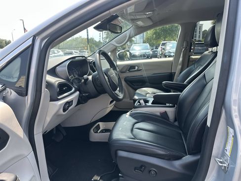 Used 2023 Chrysler Pacifica Touring-L FWD image 16