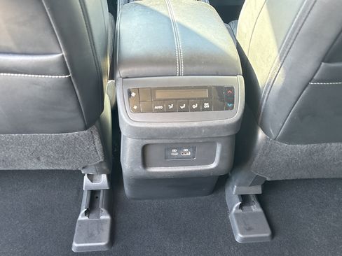 Used 2023 Nissan Pathfinder SL w/ Black Appearance Package AWD/4WD image 32