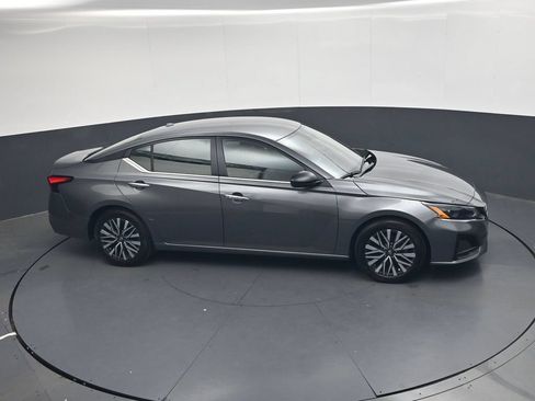 Used 2025 Nissan Altima 2.5 SV FWD image 26