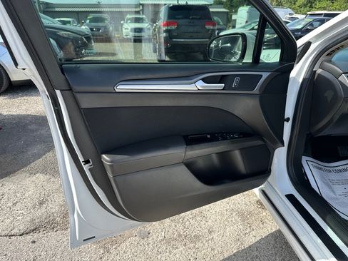 Used 2016 Ford Fusion SE FWD image 11