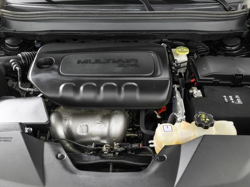 Used 2019 Jeep Cherokee Latitude Plus w/ Cold Weather Group AWD/4WD image 48