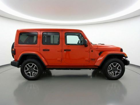 Used 2025 Jeep Wrangler Sahara image 11