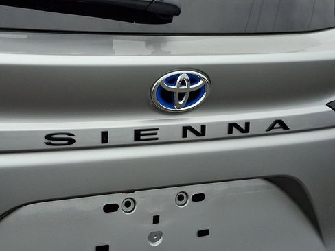 Used 2025 Toyota Sienna XSE FWD image 31