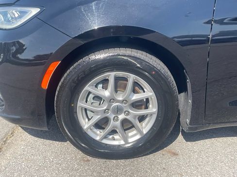 Used 2024 Chrysler Pacifica Touring-L FWD image 3