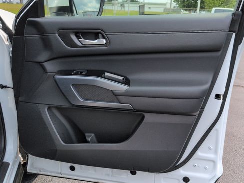 Used 2025 Nissan Pathfinder SL AWD/4WD image 34