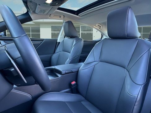 Certified 2025 Lexus ES 300h w/ Premium Package image 21
