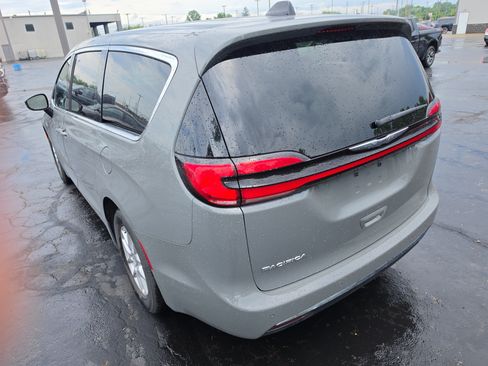 Used 2025 Chrysler Pacifica Select FWD image 5