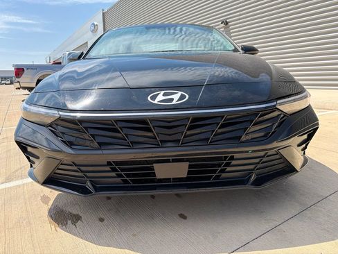 Used 2025 Hyundai Elantra SEL FWD image 9