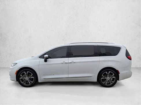 Used 2025 Chrysler Pacifica Pinnacle image 9