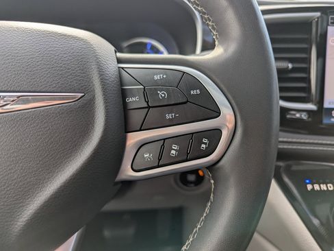 Used 2023 Chrysler Pacifica Limited image 31