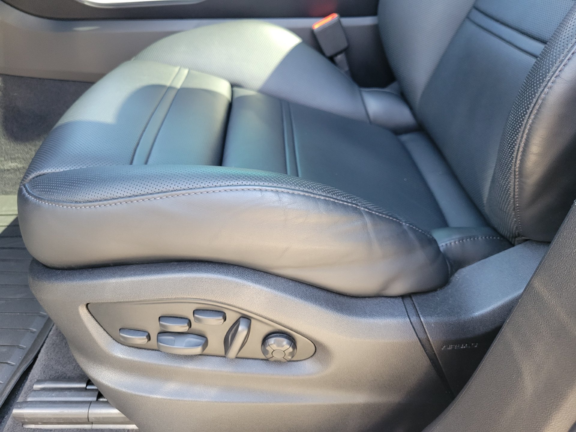 Certified 2022 Porsche Cayenne Turbo AWD/4WD image 26