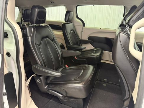 Used 2023 Chrysler Pacifica Touring-L FWD image 16